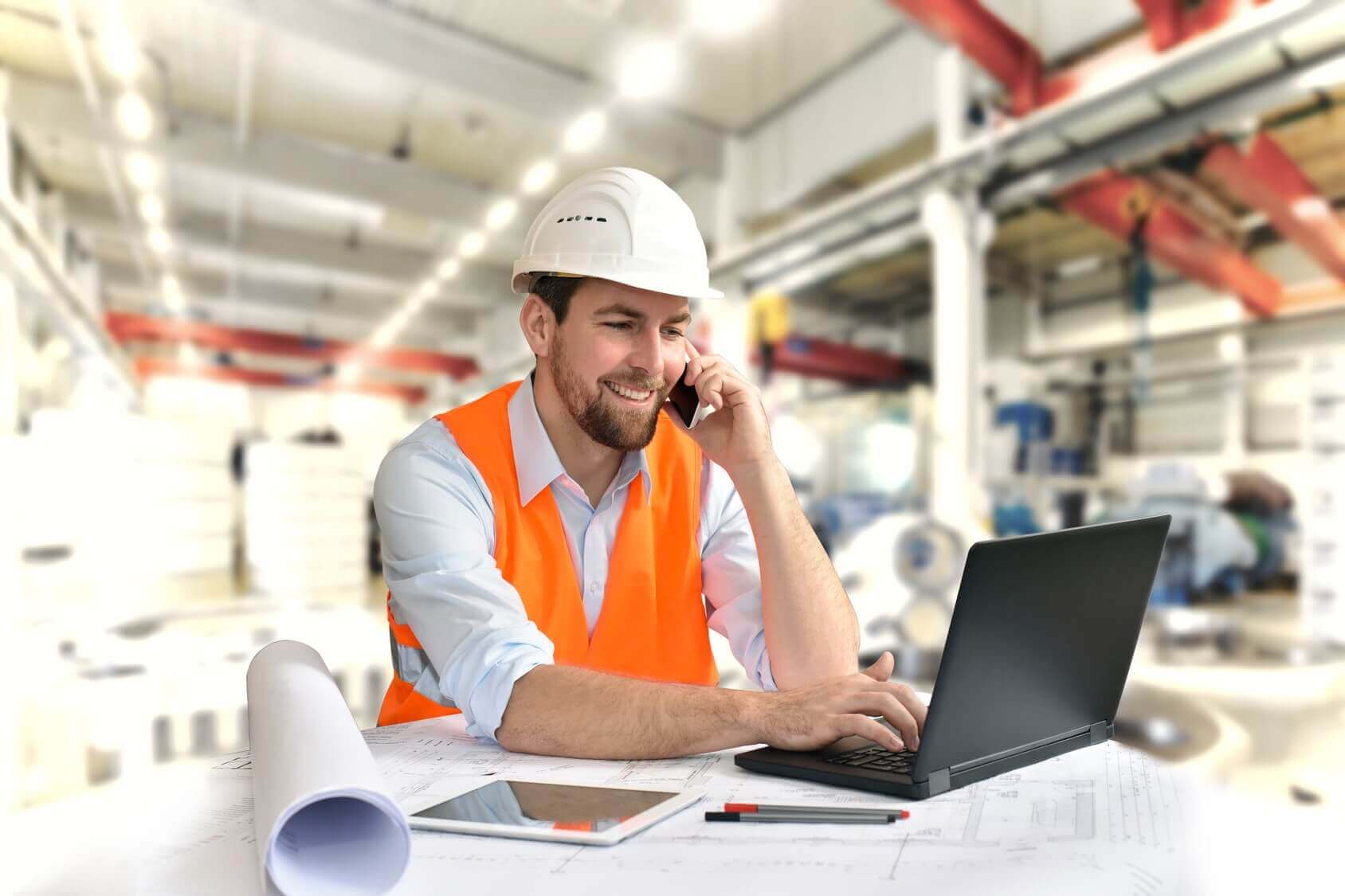 Mitarbeiter eines Ingenieurdienstleisters telefoniert